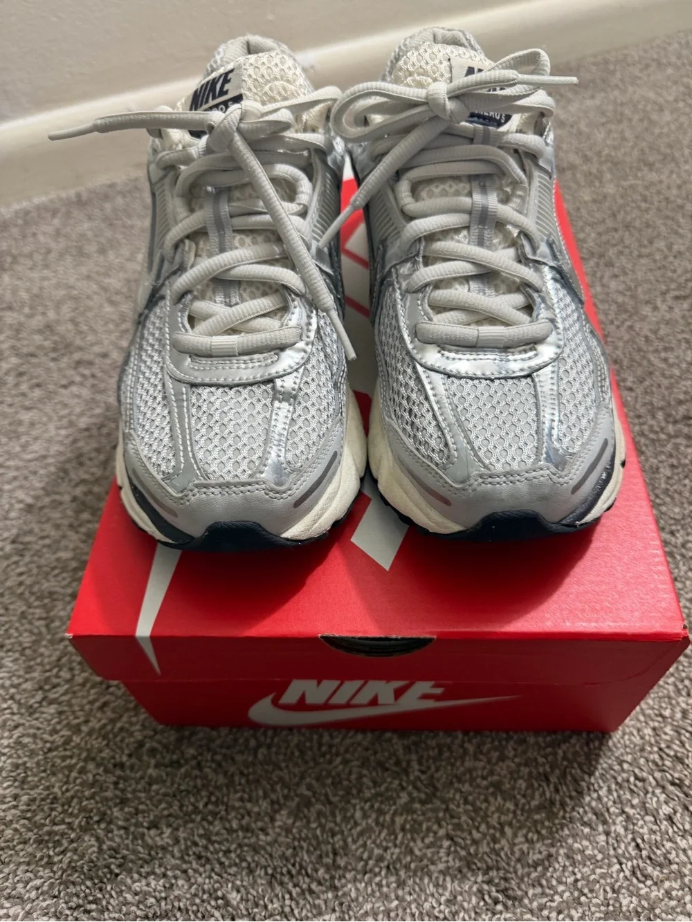 Nike Women’s/ Men’s Metallic Silver and Black Sneakers Women’s Size 9/ Men’s 7.5